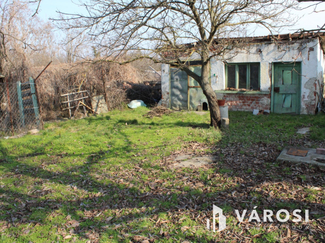Tégla ház, csendes utcában eladó.