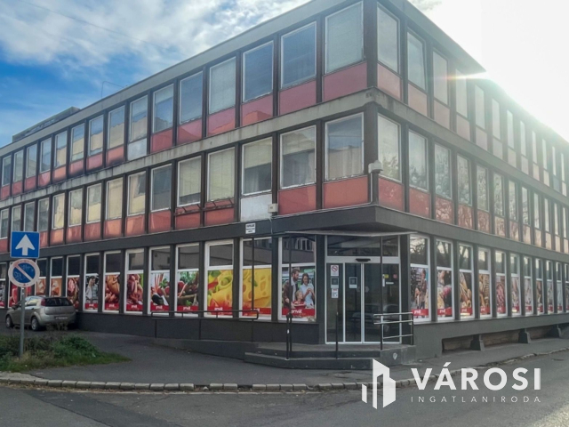 Belvárosban felújított üzlethelyiség kiadó!