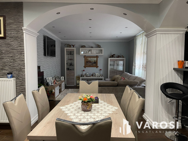 Igényes ház, kis udvarral frekventált helyen eladó