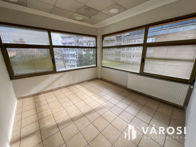 Salgó Center 2. emeletén üzlethelyiség kiadó!