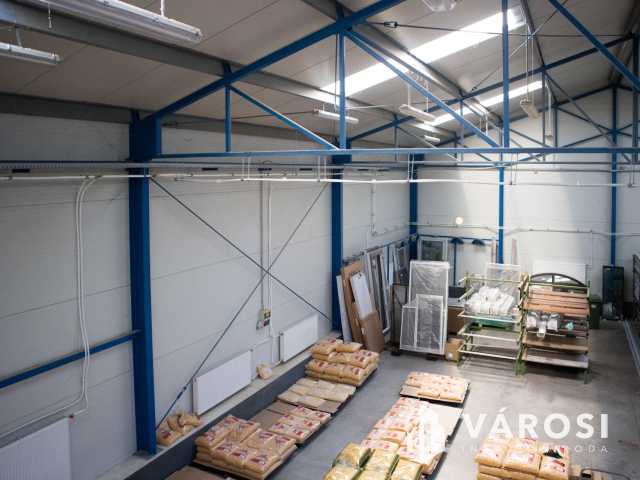 Kiváló csarnok aszfaltozott út mellett kiadó