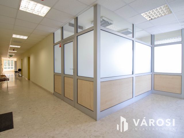 Telephely irodaházzal, 180 m2-es üzlettel és parkolókkal