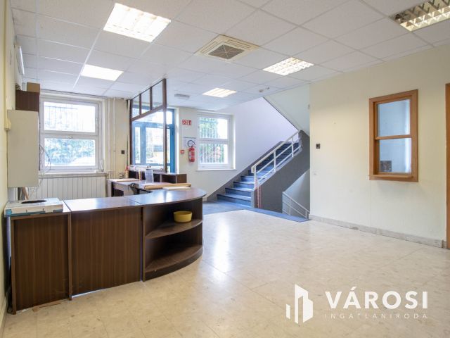 Telephely irodaházzal, 180 m2-es üzlettel és parkolókkal
