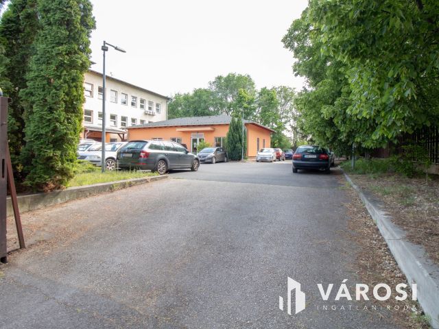 Telephely irodaházzal, 180 m2-es üzlettel és parkolókkal