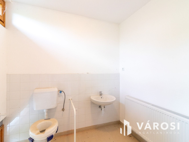 Korszerű épülettel ipari terület eladó!