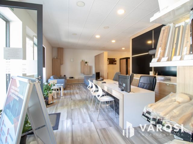 Igényesen felújított, utcai bejáratú, 178 m2-es iroda eladó