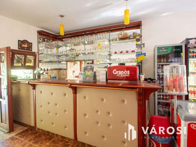 Étterem, egy Termálfürdő bejáratánál