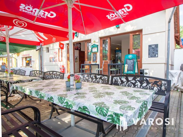 Étterem, egy Termálfürdő bejáratánál