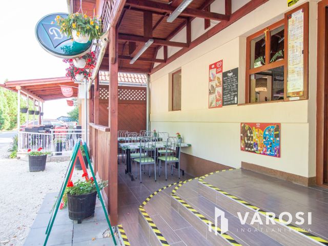 Étterem, egy Termálfürdő bejáratánál