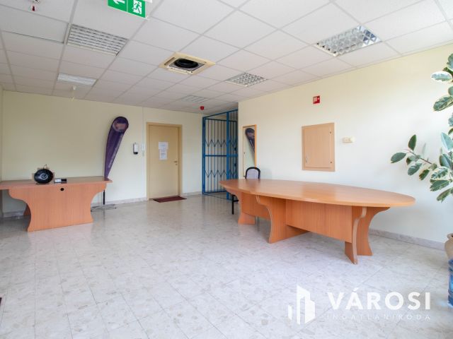 3 szintes, szintenként 512 m2-es irodaház 180 m2es raktárral