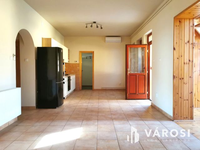 Családi ház + 3 lakás kiváló környéken eladó!