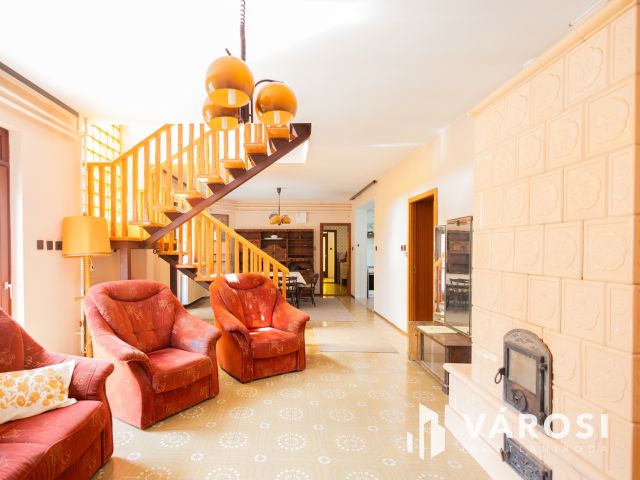 Jó szerkezetű kétgenerációs ház a Fürdőövezetben