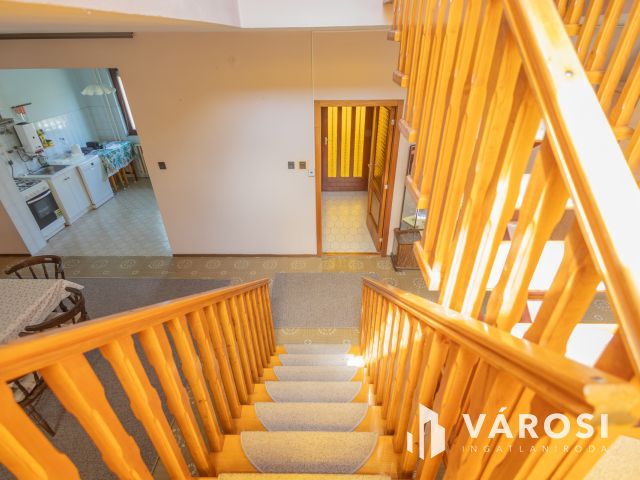 Jó szerkezetű kétgenerációs ház a Fürdőövezetben