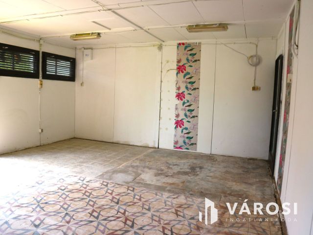 Csörötnek, régi kisbolt, családiházas környezetben eladó.