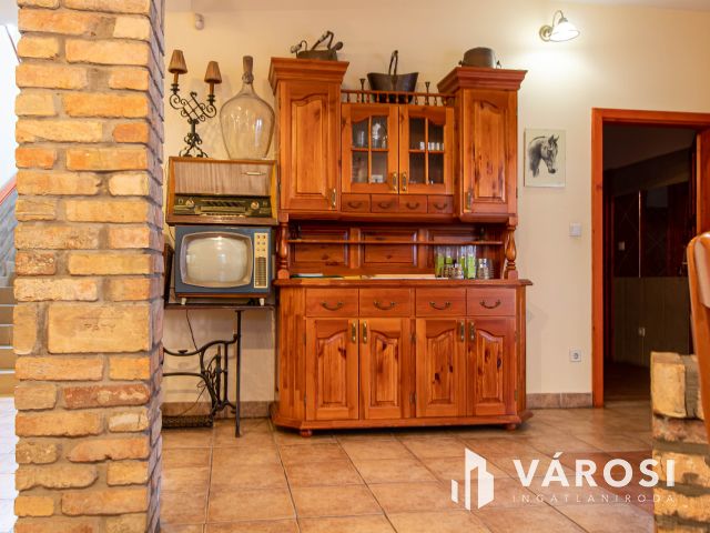 Kiemelkedő befektetési lehetőség Páty központjában!