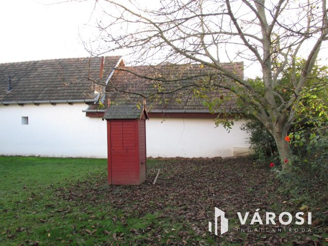 Egy központi elhelyezkedésű nagypolgári ház Érsekvadkerten