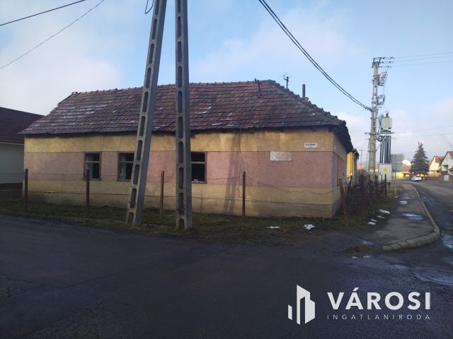 Vállalkozásra alkalmas, saroktelken lévő ház!