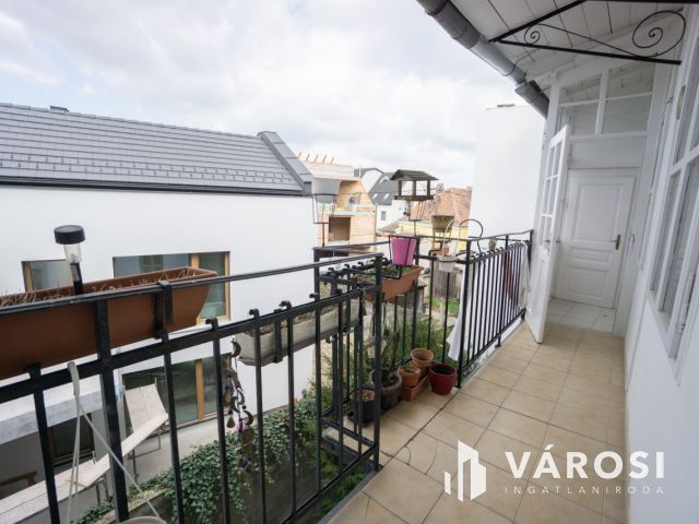 Nagypolgári villa jellegű ház, két önálló lakással