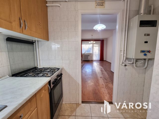 KIADÓ Belvárosi Felújított 1.emeleti, klimatizált lakás