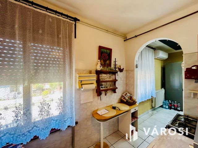 Nagy, felújított családi ház Egyházasgergén