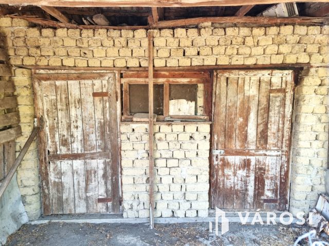 Stabil szerkezetű tégla ház a búzatáblák mellett