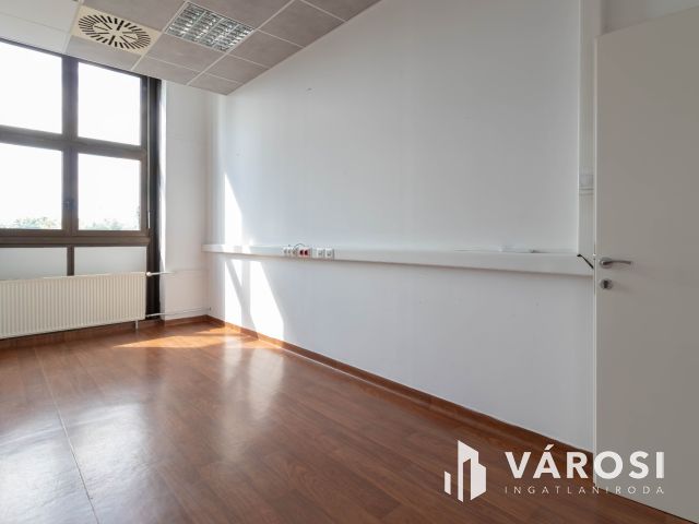 Csepel HÉV állomástól 2 percre 132 m2-es irodablokk kiadó