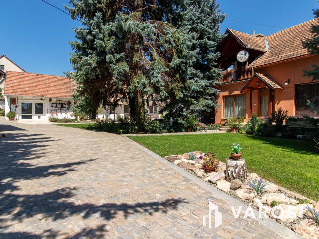 „Vállalkozása és családi háza egy helyen Bajnán.”