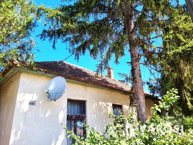 Stabil szerkezetű tégla ház a búzatáblák mellett