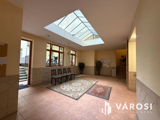 Galériás okosotthon eladó a körúthoz közel!