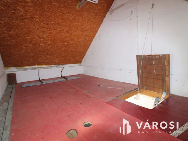 Szerelőaknás, padlásteres garázs Gyulán, a Törökzugban.