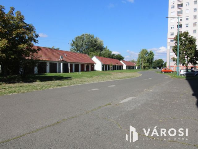 Szerelőaknás, padlásteres garázs Gyulán, a Törökzugban.