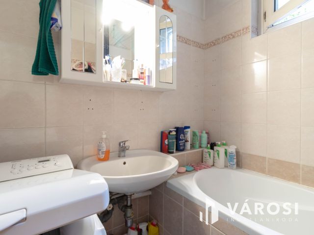 67 m2-es, 3 szobás, étkezős, erkélyes, jó állapotú lakás