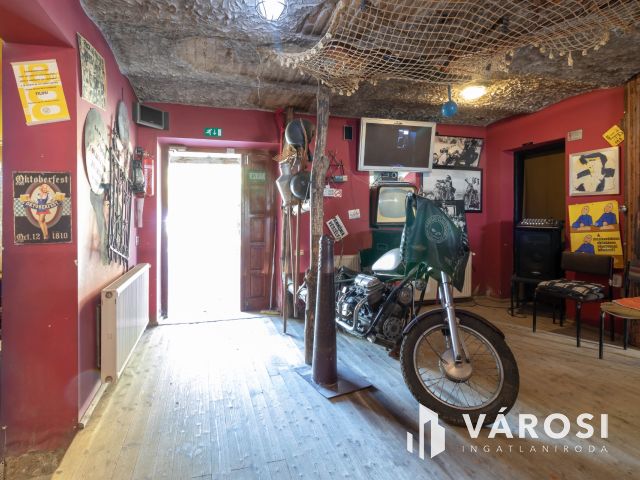 Többfunkciós, tágas, 250 m2-es családi ház Simontornyán