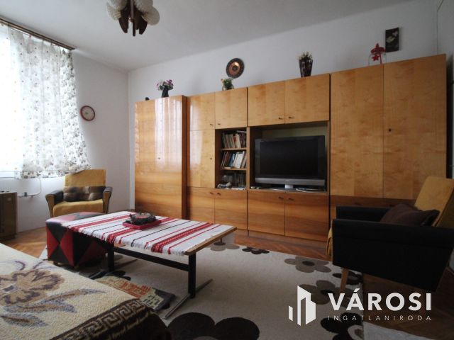 Otthonos, kétszobás lakás eladó!