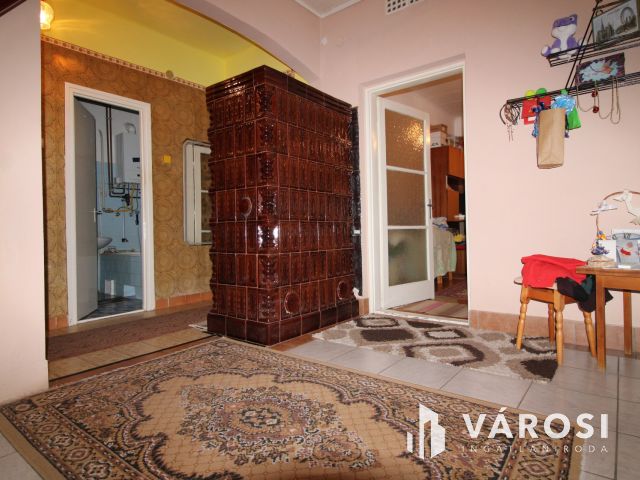 3 szobás ház, garázs és nagy telek.