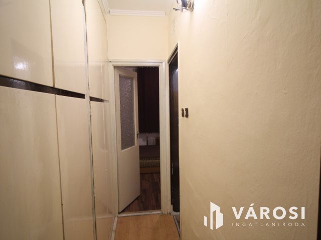 Kétszobás földszinti lakás a városközpontnál