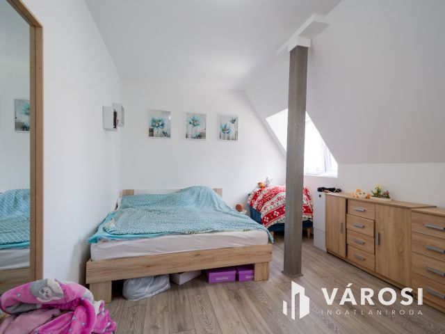 Eladó újszerű lakás Gödön: nappali + 2 háló + 2 autóbeálló