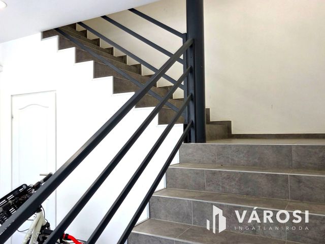 Eladó újszerű lakás Gödön: nappali + 2 háló + 2 autóbeálló