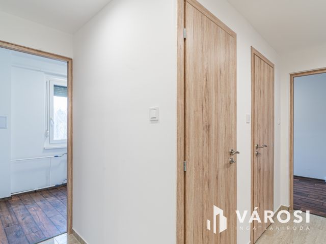 Teljesen felújított első emeleti lakás amerikai konyhával