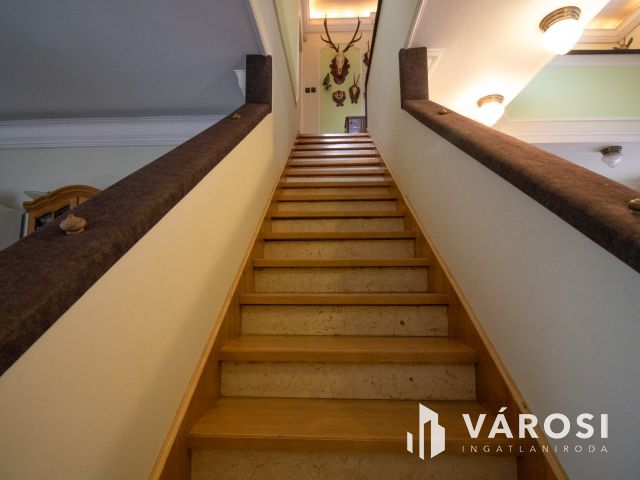 Három szintes jó állapotú családi ház dupla telken!