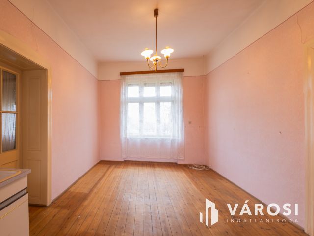 Tágas terek, jó szerkezet, belváros közeli lokáció