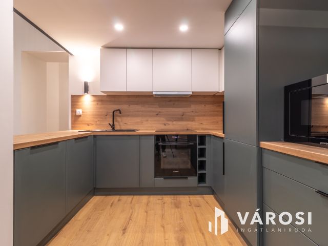 Galériás okosotthon eladó a Visegrádi utca elején!