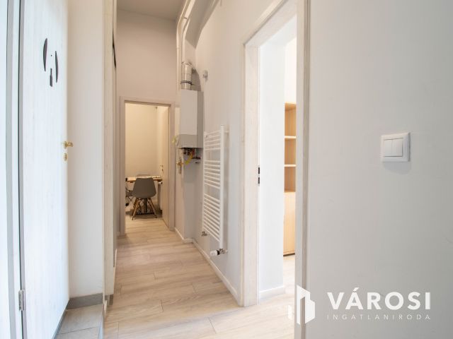15 m2-es, 3. emeleti iroda kiadó a Podmaniczky utcában