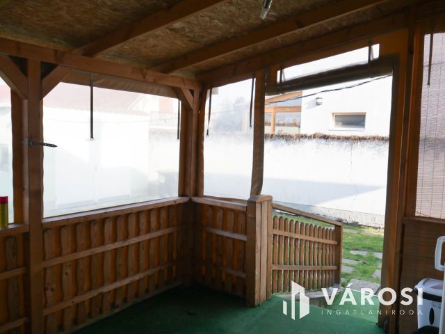 Győr-Szabadhegyen kis családi ház – saját udvarral