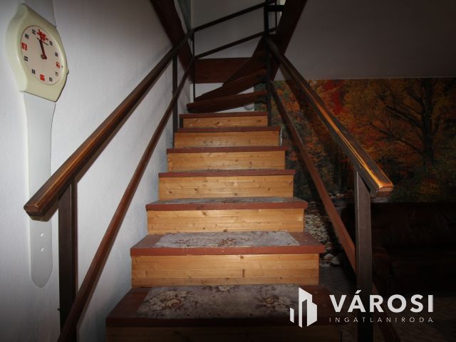Vásárhelyen, Újvároson 6 szobás családház ajánlat.