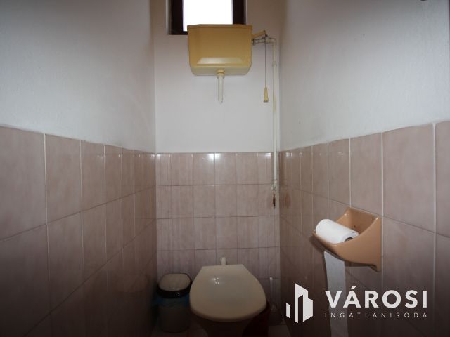 Vásárhelyen, Újvároson 6 szobás családház ajánlat.