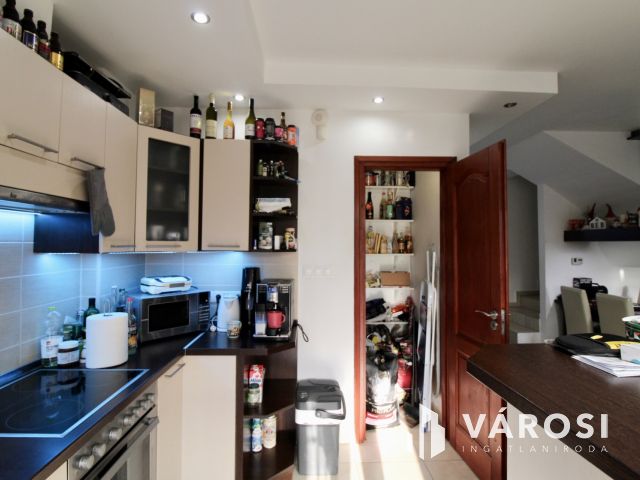 Újszerű, belső kétszintes modern lakás eladó Deszken