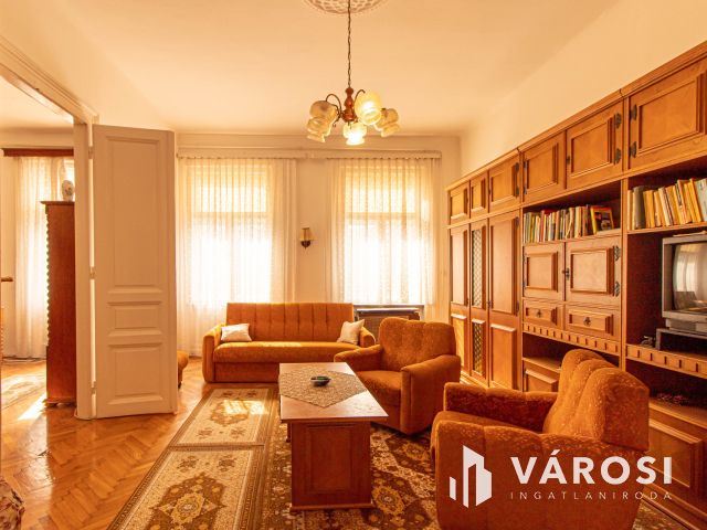 Világos erkélyes polgári lakás a VII. kerületben