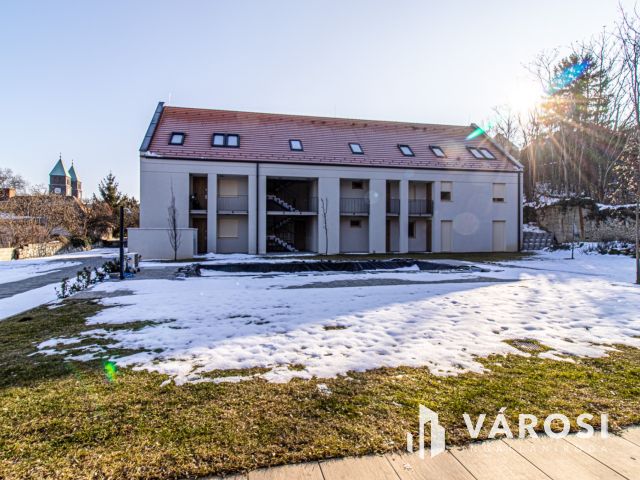 Kertkapcsolatos, medencés, 3 szobás lakás eladó  "Tomajon"