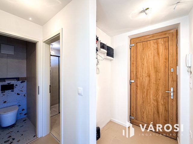 Kertkapcsolatos, medencés, 3 szobás lakás eladó  "Tomajon"